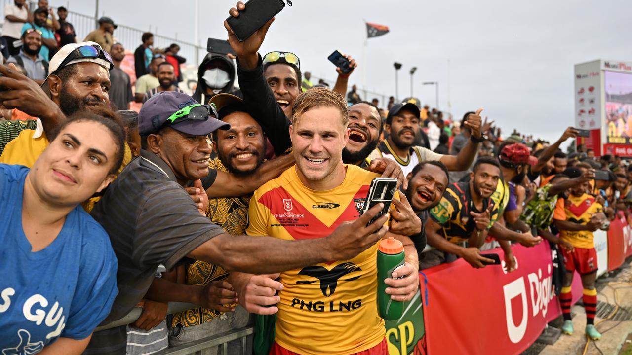 Papua New Guinea rugby league fans pictured with Jack de Belin Picture NRL photos