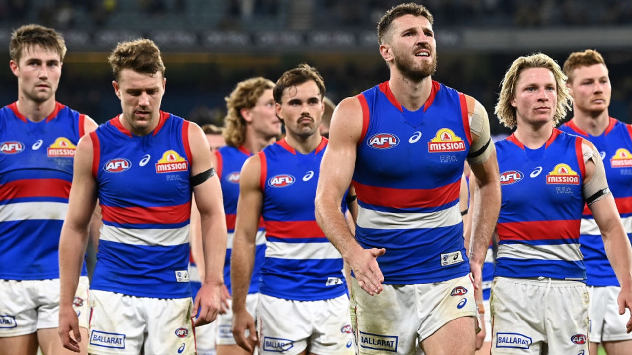 MELBOURNE, AUSTRALIA - APRIL 09: Marcus Bontempelli and his Bulldogs team mates look dejected after losing the round four AFL match between the Richmond Tigers and the Western Bulldogs at Melbourne Cricket Ground on April 09, 2022 in Melbourne, Australia. (Photo by Quinn Rooney/Getty Images)