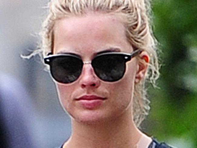 *ONE TIME WEB USE ONLY* *FEE APPLIES* 9 Nov 2015 LONDON UK EXCLUSIVE ALL ROUND PICTURES HOLLYWOOD ACTRESS MARGOT ROBBIE IS SPOTTED OUT AND ABOUT WITH HER BRITISH BOYFRIEND TOM ACKERLEY WHILST CLUTCHING A BOUQUET OF FLOWERS MARGOT DID NOT HAVE A RING ON HER WEDDING FINGER AFTER ALOT OF SPECULATION REGARDS TO HER AND TOMS RELATIONSHIP STATUS AFTER BEING SPOTTED WEARING A BAND ON HER RING FINGER IN CANADA MARGOT AND TOM WERE DRESSED DOWN IN TRACKSUITS MARGOTS TRACKSUIT WAS EMBLAZONED WITH LITTLE WHITE REVOLVERS BYLINE MUST READ XPOSUREPHOTOS COM UK CLIENTS PICTURES CONTAINING CHILDREN PLEASE PIXELATE FACE PRIOR TO PUBLICATION UK CLIENTS MUST CALL PRIOR TO TV OR ONLINE USAGE PLEASE TELEPHONE 442083442007