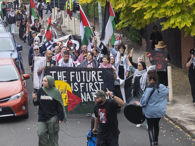 SYDNEY, AUSTRALIA. NewsWire Photos.November 29, 2024.Anti-war protestors demonstrate outside Australian Prime Minister Anthony Albanese,  Kirribilli House residence in Sydney. Picture: NewsWire / Jeremy Piper