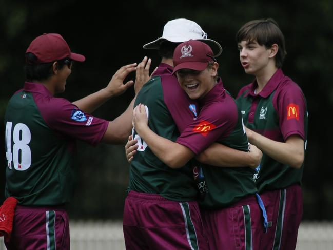 Gordon players celebrate a wicket. Photographer: Warren Gannon Photography