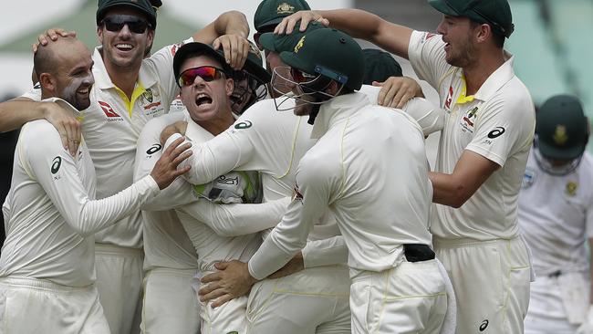 Australia's bowler Nathan Lyon, left, and teammates celebrate after running out South Africa's batsman AB de Villiers, far right, for a duck on day four of the first cricket test match between South Africa and Australia at Kingsmead stadium in Durban, South Africa, Sunday, March 4, 2018. (AP Photo/Themba Hadebe)