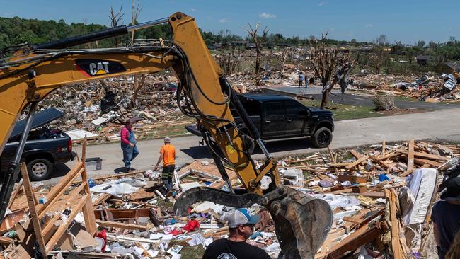 Dozens die as US tornadoes wreak havoc