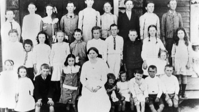 SCHOOL DAYS: Glen Aplin School in 1916. Picture: QLDpics