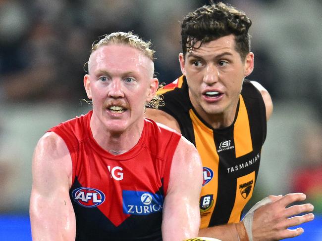R9 tips: Experts split on depleted Pies, bold Dees-Hawks call