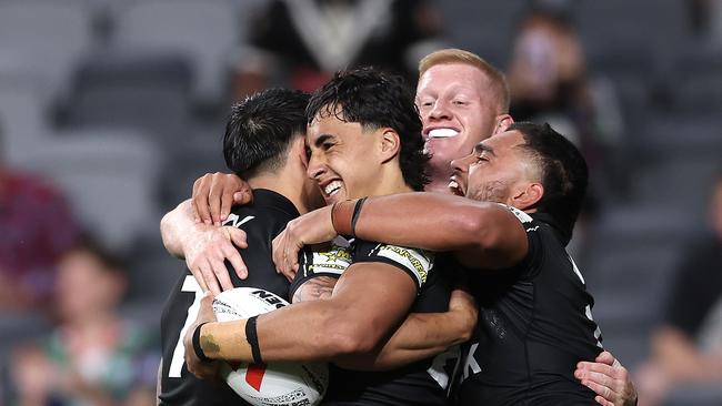 Casey McLean of New Zealand celebrates with his teammates. (Photo by Matt King/Getty Images)