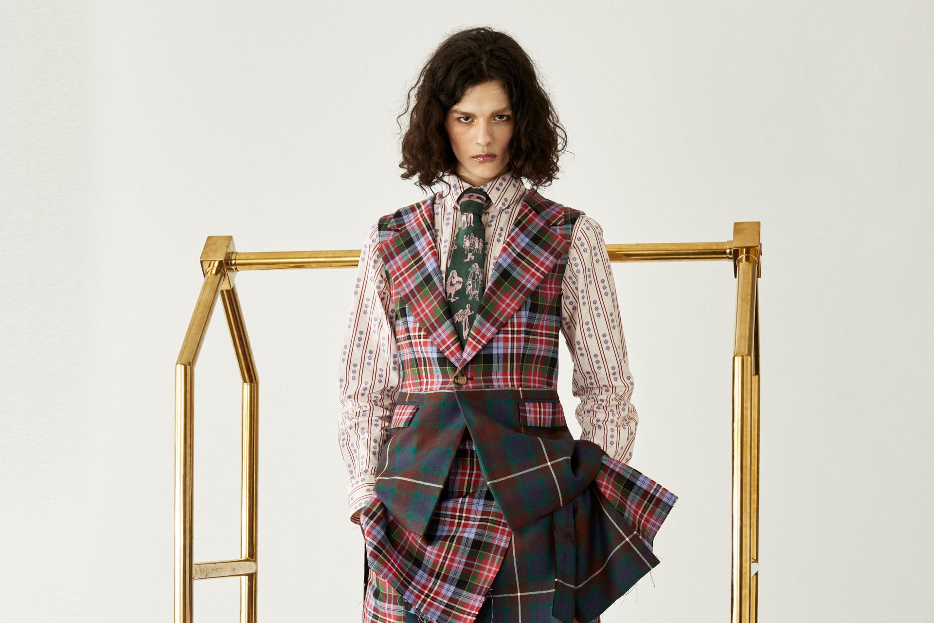 Vivienne westwood отзывы. Vivienne Westwood Fall/Winter 2020. Вивьен Вествуд Оскар 2021. Вивьен Вествуд коллекция осень зима 2020. Вивьен Вествуд в птичьей клетке.