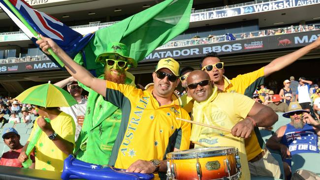 Fans of the Australia team cheer on their players during the one-day international cricket match between Australia and Pakistan at the Adelaide Oval in Adelaide on January 26, 2017. / AFP PHOTO / Brenton Edwards / -- IMAGE RESTRICTED TO EDITORIAL USE - STRICTLY NO COMMERCIAL USE --