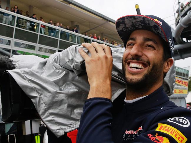 Red Bull's Australian driver Daniel Ricciardo walks around with a camera during a stop due to heavy rain during the qualifying session at the Autodromo Nazionale circuit in Monza on September 2, 2017 ahead of the Italian Formula One Grand Prix. / AFP PHOTO / POOL / Luca Bruno