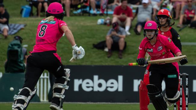 Sixers pair Dane Van Niekerk and Ellyse Perry run between wickets. Picture: AAP