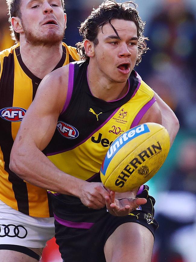 Daniel Rioli fires off a handball. Picture: Michael Klein