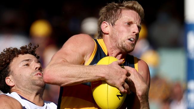 ADELAIDE, AUSTRALIA - MARCH 20: Rory Sloane of the Crows marks in front of Griffin Logue of the Dockers during the 2022 AFL Round 01 match between the Adelaide Crows and the Fremantle Dockers at Adelaide Oval on March 20, 2022 In Adelaide, Australia. (Photo by James Elsby/AFL Photos via Getty Images)