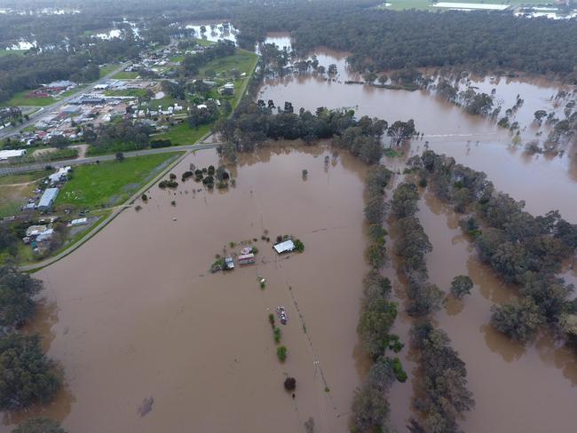 Myrtleford residents told to evacuate as wild weather continues across ...