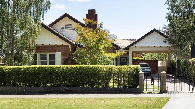 The vendors used to frequently walk past the house before they bought it back in 1999 and it reminded them of something you would find in Hawthorn.