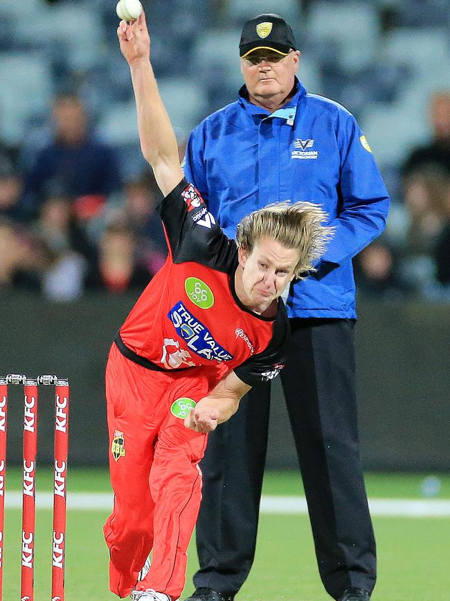 Guy Walker. bends his back for Melbourne Renegades. Picture: Peter Ristevski