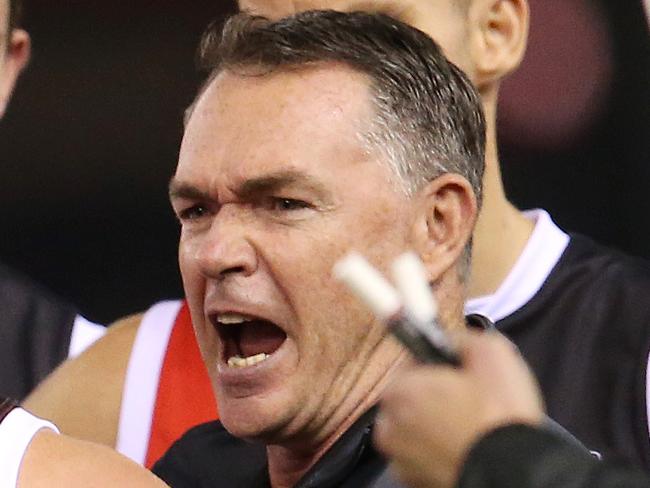 AFL Round 12. 09/06/2018.  St Kilda v Sydney at Etihad Stadium.  St Kilda coach Alan Richardson gives it to his players a qtr time    . Pic: Michael Klein