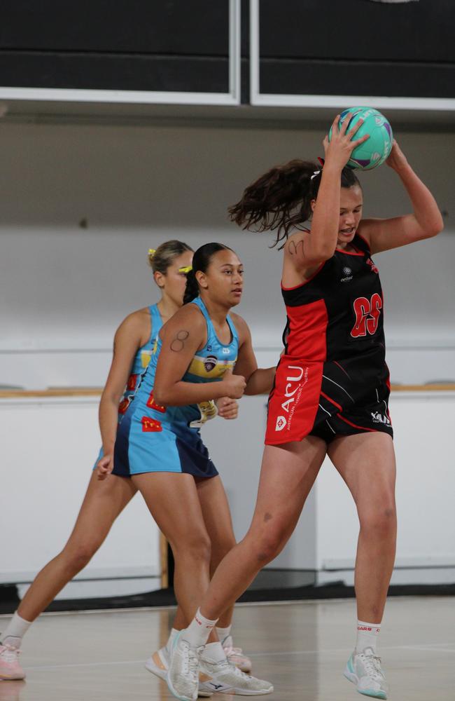 Gold Coast Titans v Brisbane North Cougars U16 Nissan State Titles grand final. Pictured: Simone Botha catches the ball