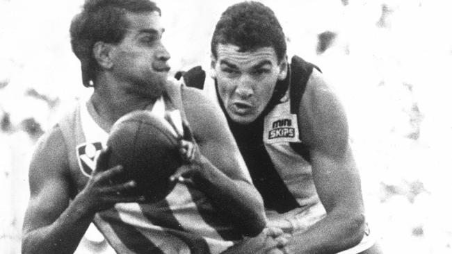 Phil Krakouer breaks away from Darren Millane.