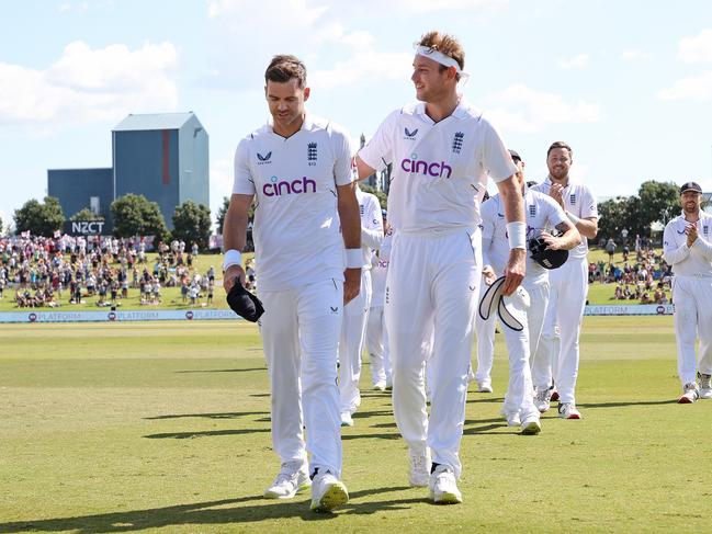 James Anderson (L) has smashed records on his way to the top of the Test bowling rankings at the age of 40, with teammate Stuart Broad (R) joining him in the most prolific bowling partnership in the history of the game. (Photo by Phil Walter/Getty Images)