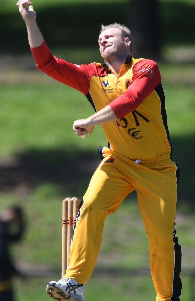 Michael De Iacovo bowling for the Saints.