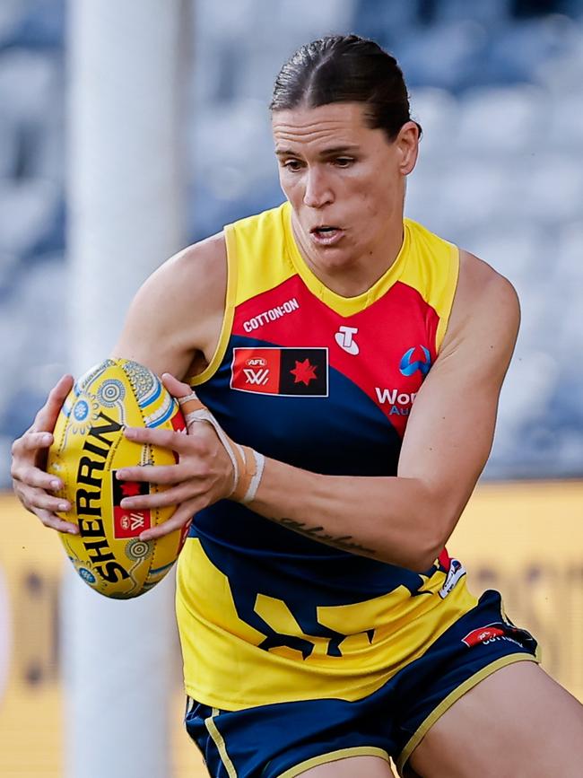 Chelsea Randall takes possession for the Crows.