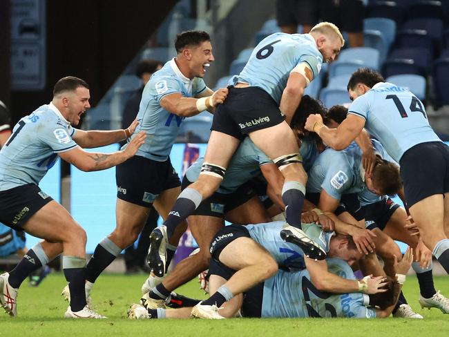 Waratahsâ players celebrate teammate Will Harrison kicking a drop goal to win the game during the Super Rugby match between the New South Wales Waratahs and the Crusaders at Allianz Stadium in Sydney on April 12, 2024. (Photo by DAVID GRAY / AFP) / -- IMAGE RESTRICTED TO EDITORIAL USE - STRICTLY NO COMMERCIAL USE --