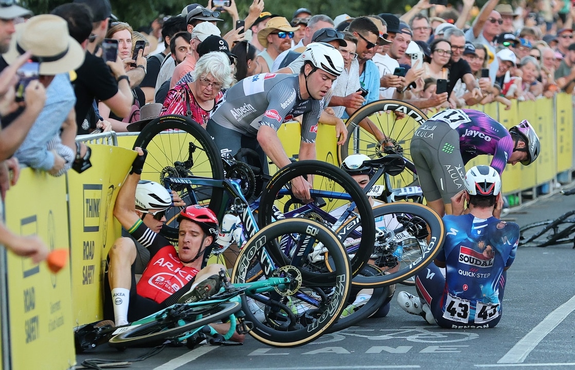 Tour Down Under crash in Adelaide leaves spectator hurt