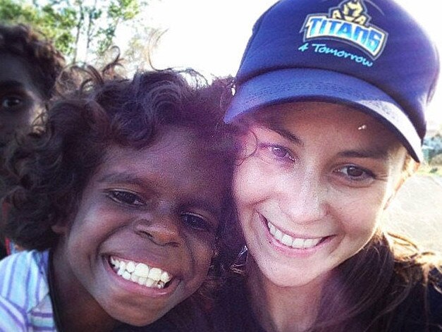 Amy Shark poses with a young fan as part of her role helping Indigenous communities with the Titans. Picture: Supplied