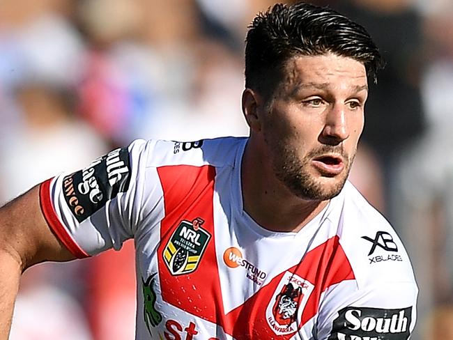 TOOWOOMBA, AUSTRALIA - MARCH 25:  Gareth Widdop of the Dragons passes the ball during the round three NRL match between the Gold Coast Titans and the St George Illawarra Dragons at Clive Berghofer Stadium on March 25, 2018 in Toowoomba, Australia.  (Photo by Bradley Kanaris/Getty Images)