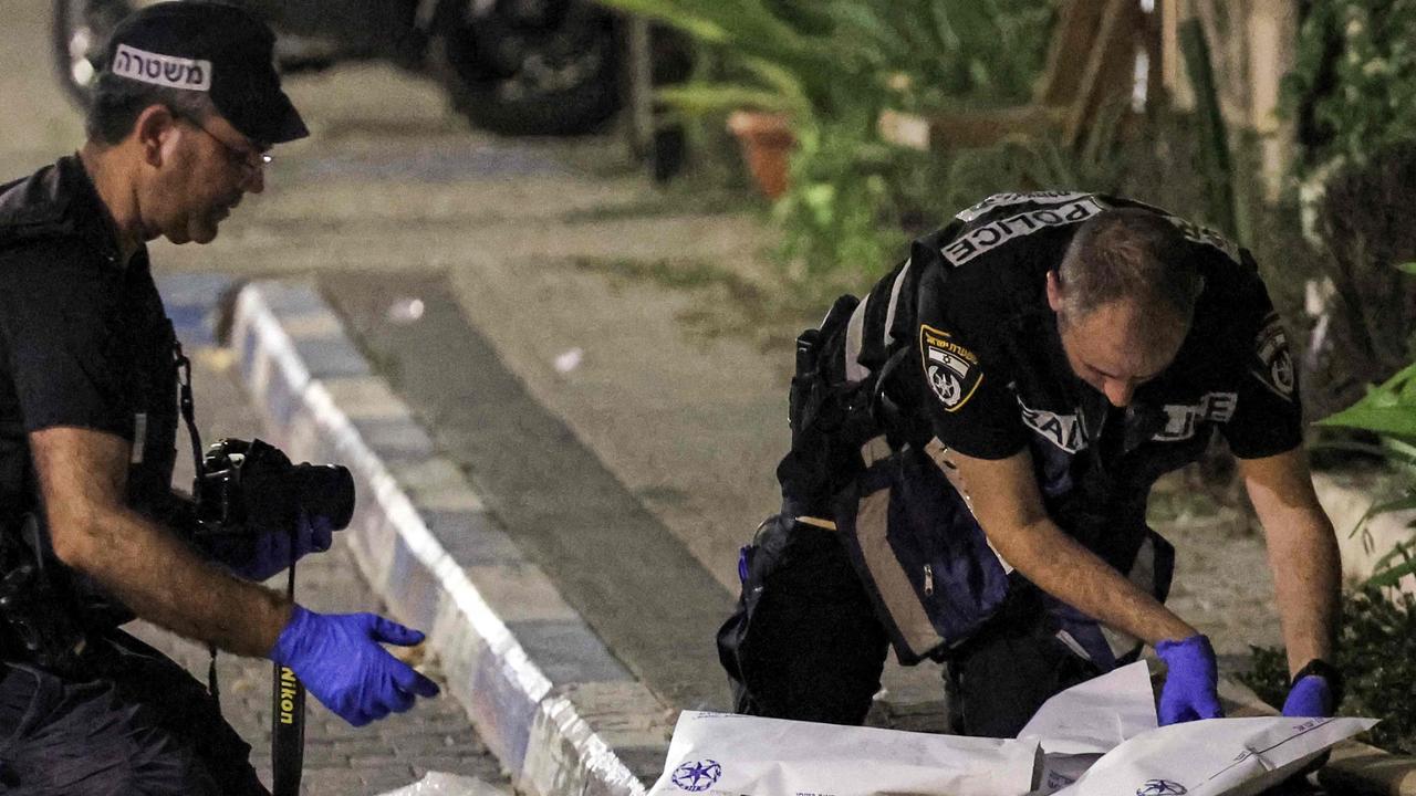 Members of the Israeli police's forensics department inspect the scene of a shooting attack in Jaffa south of Tel Aviv on October 1, 2024. At least four people were shot dead on October 1 in a suspected attack in Israel's central city of Tel Aviv, police said, adding that the two assailants had been "neutralised". (Photo by Jack GUEZ / AFP)