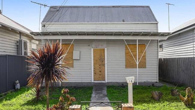 16 Avon St, Geelong West, before its renovation.