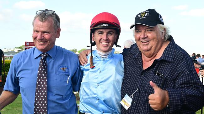 Trainer Les Ross (left) with owner Mike Crooks (right) and jockey Ben Thompson in the middle. Picture: Grant Peters/Trackside Photography.