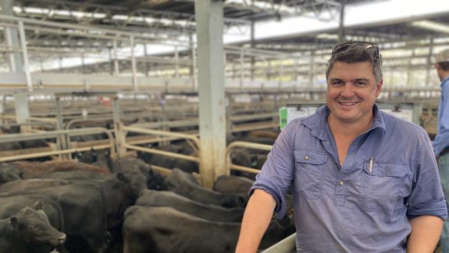 Rodda Manning, Davilak, Mansfield, sold 750 Angus steers to a top of $1245 at the Wangaratta weaner sale.