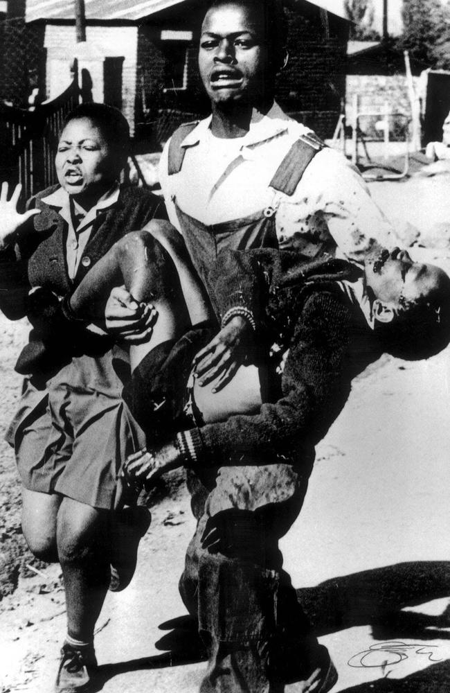 This image of Hector Pieterson’s limp body being carried by a schoolmate, accompanied by his frantic sister Antoinette, became an iconic image of the Soweto Uprising.