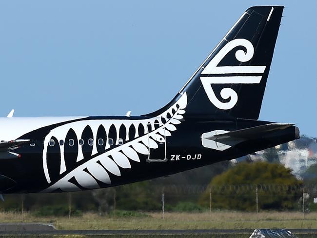 An Air New Zealand Airbus A320 aircraft is seen taxiing on the runway at Sydney International Airport in Sydney, Friday, Sept. 30, 2016. Air New Zealand CEO Christopher Luxon has told investors at the airline's annual general meeting in Christchurch that the airline is expecting a pre-tax profit between NZ$400m to NZ$600m. (AAP Image/Dan Himbrechts) NO ARCHIVING