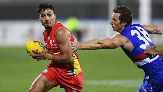 Izak Rankine tries to give Dale Morris the slip. Picture: Getty Images