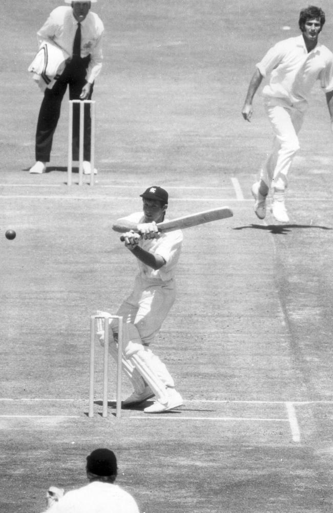 Peter Bedford tries to hook Dennis Lillee.