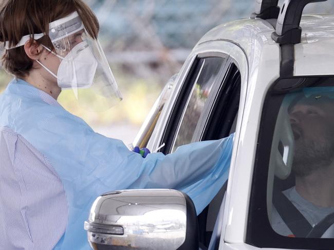 WEEKEND TELEGRAPHS SPECIAL JANUARY 21, 2022. PLEASE CONTACT WEEKEND PIC EDITOR JEFF DARMANIN BEFORE PUBLISHING. Short lines for a COVID-19 PCR test at the Wollongong Southern IML Pathology Drive-through Clinic on Denison Street in Wollongong. Picture: Jonathan Ng