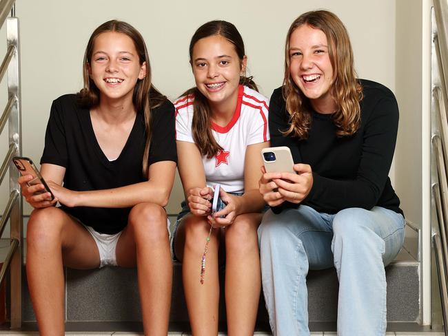 WEEKEND TELEGRAPHS SPECIAL. FEBRUARY 7, 2024. PLEASE CONTACT WEEKEND PIC EDITOR JEFF DARMANIN BEFORE PUBLISHING.Pictured at the Black Dog Institute in Randwick today are teenagers (L-R) Frankie Gibson, Maeya Cassim and Hazel Easter, for a story on mobile phone mental health. Picture: Tim Hunter.