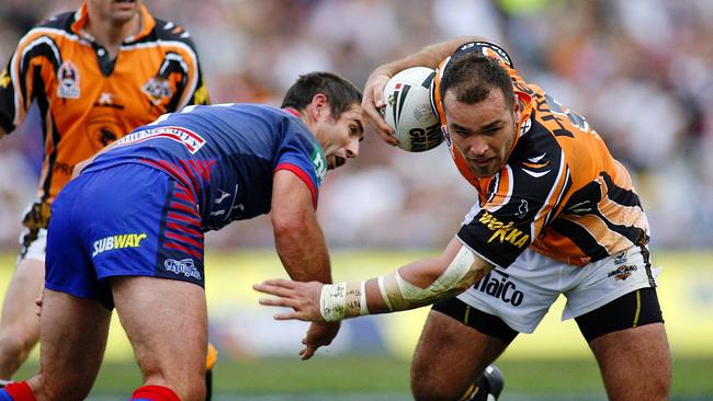 Todd Payten beats Andrew Johns during a match in 2006.