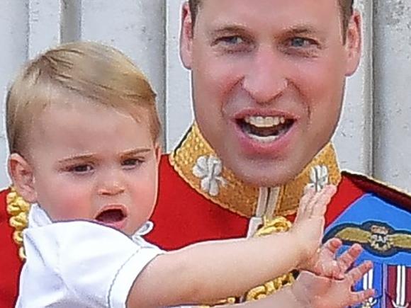 (L-R) Britain's Prince William, Duke of Cambridge holding Prince Louis, Prince George, Princess Charlotte and Britain's Catherine, Duchess of Cambridge stand with other members of the Royal Family on the balcony of Buckingham Palace to watch a fly-past of aircraft by the Royal Air Force, in London on June 8, 2019. - The ceremony of Trooping the Colour is believed to have first been performed during the reign of King Charles II. Since 1748, the Trooping of the Colour has marked the official birthday of the British Sovereign. Over 1400 parading soldiers, almost 300 horses and 400 musicians take part in the event. (Photo by Daniel LEAL-OLIVAS / AFP)