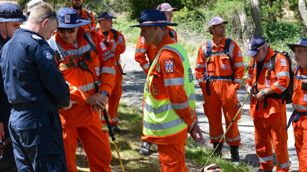 SES crews during a large-scale search in Buninyong for missing Ballarat East woman Samantha Murphy, who has been missing since early Sunday morning. Picture: NCA NewsWire / Ian Wilson