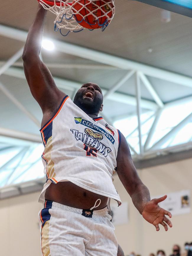 Nathan Jawai of the Cairns Taipans dunks the ball. (Photo by Sarah Reed/Getty Images)