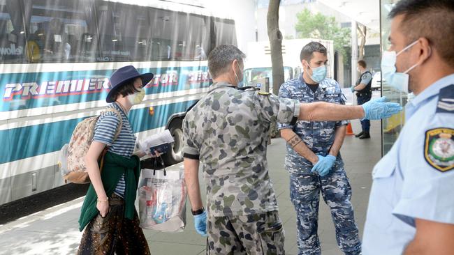 Recently returned travellers arrive at the Sofitel hotel in Sydney for their mandatory quarantine period. Picture: NCA NewsWire / Jeremy Piper