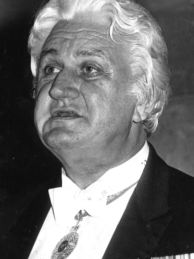 Sir John Kerr at farewell dinner in Melbourne in 1977.