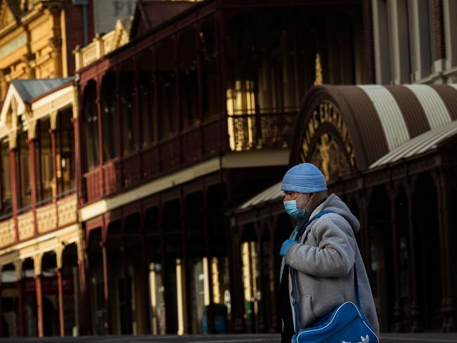 BALLARAT, AUSTRALIA - AUGUST 21: A man wearing a mask walks along Sturt Street in Ballarat on August 21, 2020 in Ballarat, Australia. COVID-19 testing in Ballarat has increased as health authorities work to avoid the spread of coronavirus in regional Victoria. Metropolitan Melbourne is under stage 4 lockdown restrictions, with people only allowed to leave home to give or receive care, shopping for food and essential items, daily exercise and work while an overnight curfew from 8pm to 5am is also in place. The majority of retail businesses are also closed. Other Victorian regions are in stage 3 lockdown. The restrictions, which came into effect from 2 August, have been introduced by the Victorian government as health authorities work to reduce community COVID-19 transmissions across the state. (Photo by Darrian Traynor/Getty Images)