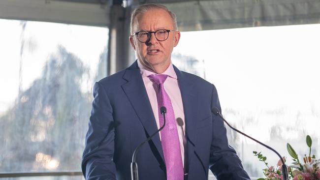 The Daily Telegraph Wednesday 1 January 2025Kirribilli House Prime Minister Anthony Albanese addresses the Australian and Indian cricket teams at kirribilli house .Picture Thomas Lisson