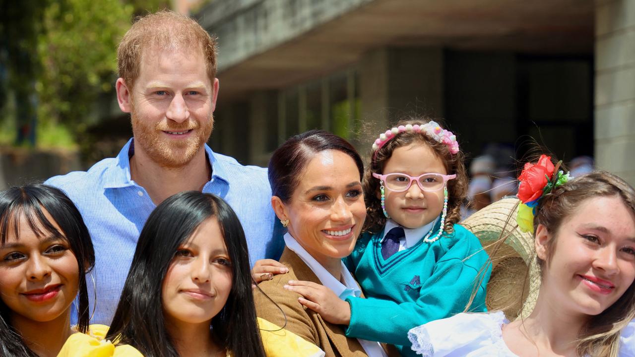 The pair visited a school. Picture: ANDRES CASTILLA / Colombian Vice-Presidency / AFP)