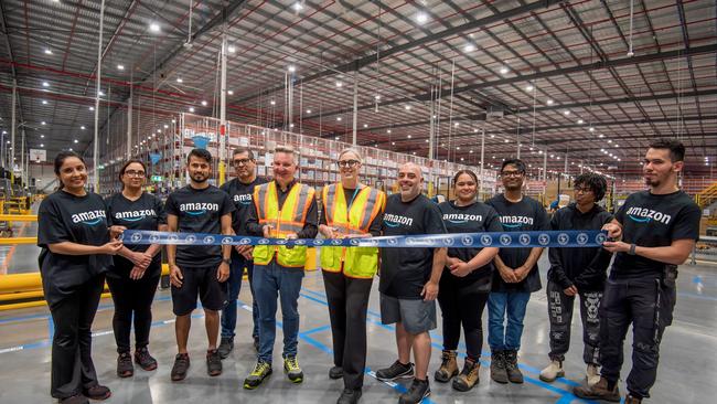 Minister for Climate Change and Energy Chris Bowen joined Amazon’s Country Manager Janet Menzies to cut the ribbon at Amazon’s new fulfilment centre in Horsley Park, BWU6.