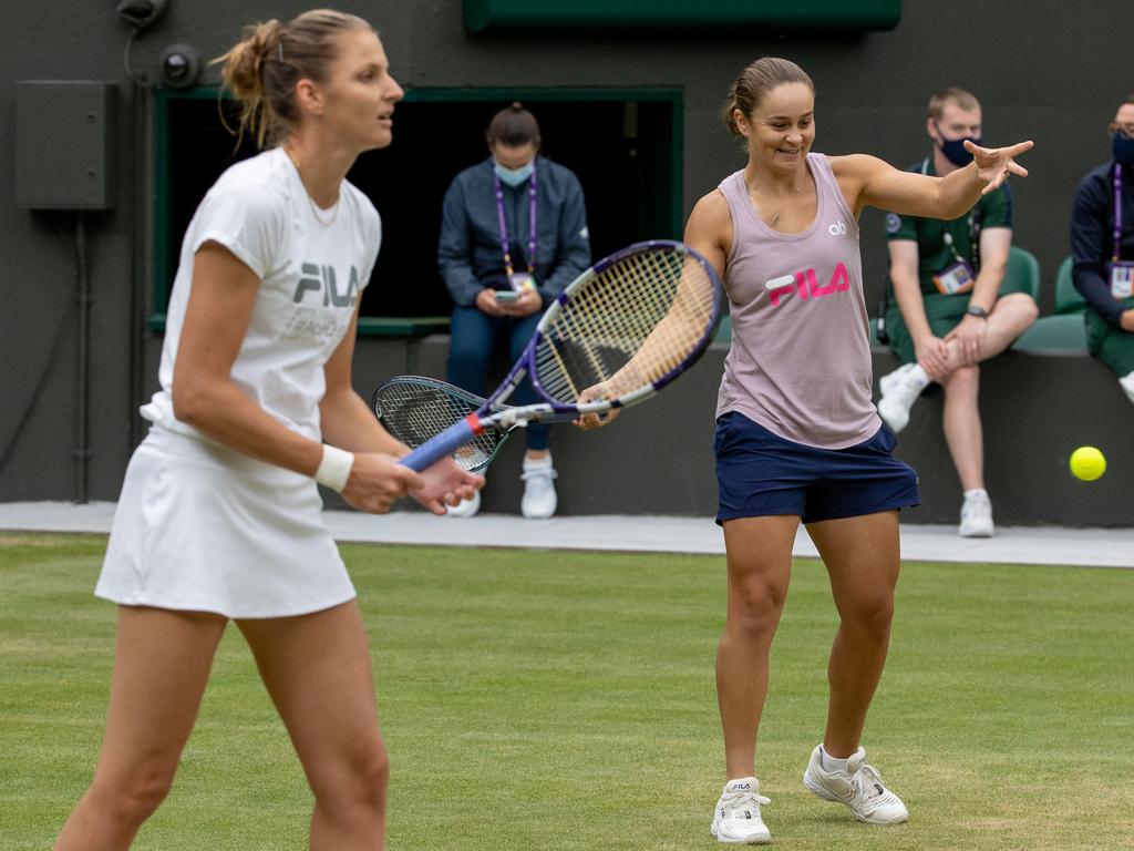 Barty and Karolina Pliskova on practice on No.1 ahead of their final. Picture: AELTC/David Gray – Pool/Getty Images